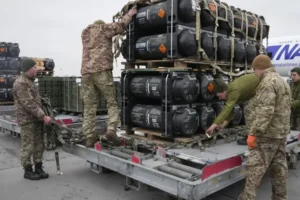«Треба дивитися більш стратегічно». Президент визнав проблеми з поставками американської зброї