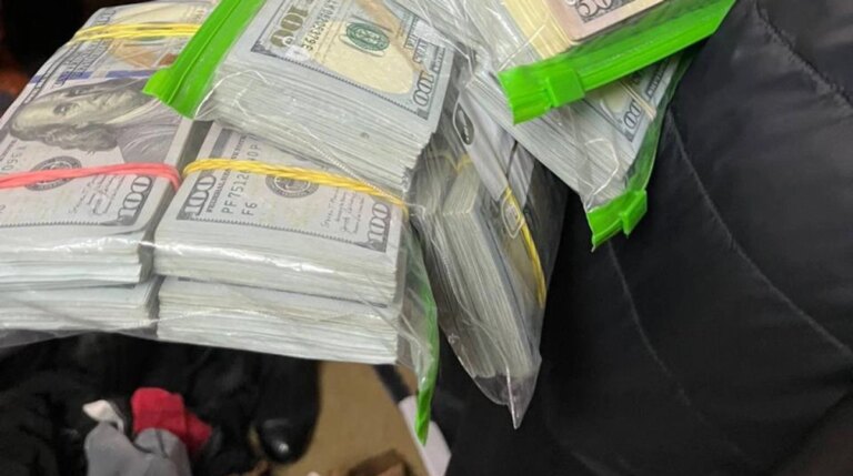 “Фунти і форинти”: ДБР прийшло з обшуками до голови ВЛК на Закарпатті, знайшли стоси готівки