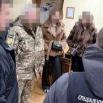 Заробляли на ухилянтах, гроші отримували через неповнолітню: викрито схему за участю ТЦК і експоліцейського