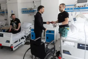 Президент відвідав та нагородив поранених військових на Рівненщині