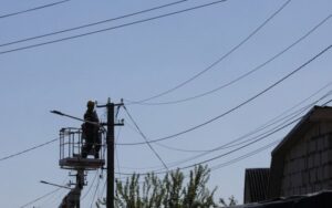 Частина абонентів у восьми областях без світла через обстріли