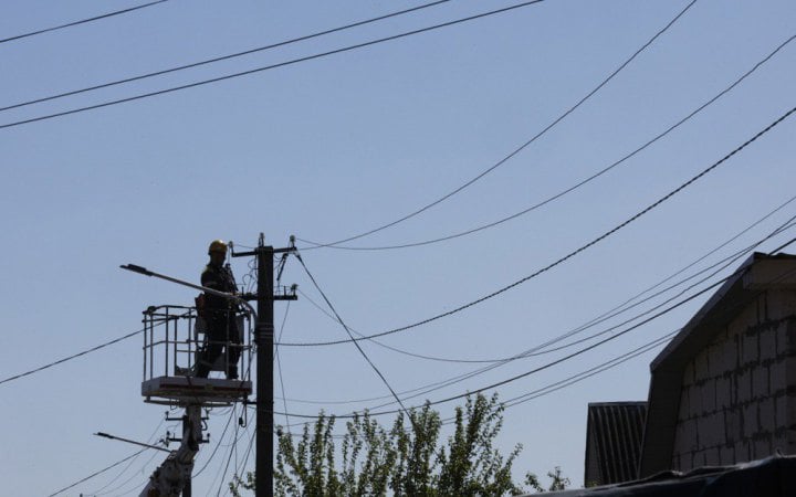 Частина абонентів у восьми областях без світла через обстріли