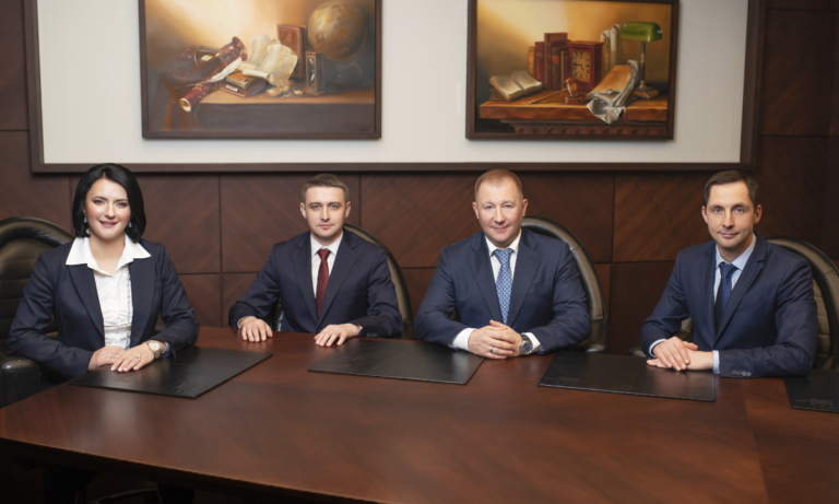 Від кримінальних авторитетів до фігурантів НАБУ: кого насправді захищають юристи АО «Авер Лекс», старшим партнером якого є адвокат Януковича Віталій Сердюк