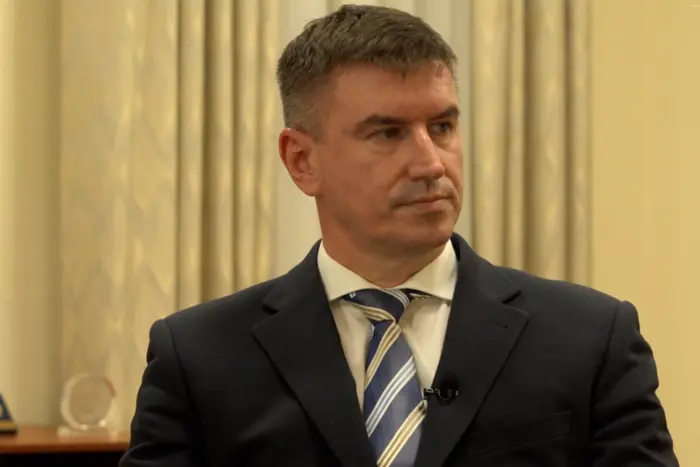 «Диванний мільйонер» із Міноборони знову погорів: списав мільйони на «дружину друга»